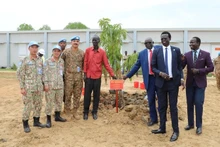 Les délégués ont assisté à l’événement commémoratif de plantation d’arbres à la base Highway relevant de la FISNUA. Photo : NDEL.