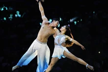 Le numéro de cirque intitulé "Khoanh khac tinh yêu" (Moment d’amour) est interprété par les artistes vietnamiens Hiên Phuoc et Thanh Hoa. Photo : NDEL.