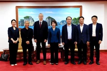 La vice-ministre des Finances Nguyen Thi Bich Ngoc et les dirigeants du groupe Marvell ont pris une photo souvenir. Photo : VnEconomy.