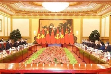 Panorama de l’entretien entre le Secrétaire général du Comité central du PCV, Nguyên Phu Trong, et le Secrétaire général du Comité central du Parti communiste chinois et Président chinois, Xi Jinping. Photo : VNA.