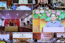 Le Premier ministre Pham Minh Chinh préside une réunion virtuelle pour évaluer la situation et les dégâts après le passage du typhon Noru. Photo : VNA.