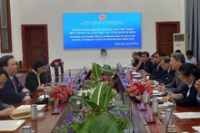 Le secrétaire du comité du Parti de Khanh Hoa, Nguyên Hai Ninh, rencontre l’ambassadeur américain au Vietnam, Marc E. Knapper. Photo : VOV.