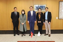 La consule générale du Vietnam à Fukuoka, au Japon, Vu Chi Mai, rencontre le gouverneur de Nagasaki, Oishi Kengo. Photo : baoquocte.