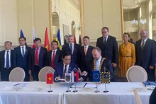 Les dirigeants de Hà Tinh et de Trnava ont signé le procès-verbal de leur réunion. Photo : baoquocte.