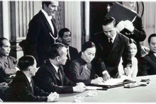 La ministre Nguyên Thi Binh signe les Accords de Paris au Centre des conférences internationales le 27 janvier 1973. Photo : VNA.