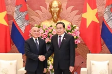 Le président de l’Assemblée nationale Trân Thanh Mân (à droite) et le roi du Cambodge Norodom Sihamoni se serrent la main, à Hanoi, le 28 novembre. Photo : NDEL. 