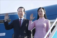 Le Président Vo Van Thuong et son épouse Phan Thi Thanh Tâm quittent l’aéropport international de Nôi Bài, à Hanoi, pour une tournée en Autriche, en Italie et au Vatican, le 23 juillet. Photo: VNA