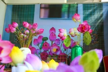 Fleurs de lotus en papier. Photo : VNA.