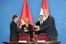 En 2018, le secrétaire général du Parti Nguyên Phu Trong et le Premier ministre hongrois Viktor Orbán assistent à la cérémonie de signature d’un mémorandum d’accord entre l’Association hongroise du secteur de l’eau et le Comité populaire de la province de Thanh Hoa concernant un projet d’approvisionnement en eau potable dans cette province. Photo : VNA. 