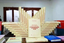 Livre « Quelques questions théoriques et pratiques sur le socialisme et la voie vers le socialisme » du secrétaire général Nguyên Phu Trong. Photo : VNA.