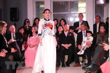 Un "áo dài" dans la collection de la créatrice Lan Huong. Photo : VNA.