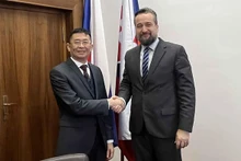 Le vice-président du Conseil national slovaque, Lubos Blaha, et l’ambassadeur vietnamien, Nguyên Tuân. Photo : baoquocte.