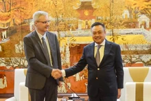 Le secrétaire adjoint du Comité du Parti et président du Comité populaire de la ville de Hanoï, Trân Sy Thanh (à droite), et l'ambassadeur de France au Vietnam Nicolas Warnery. Photo : hanoimoi.com.vn