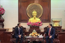 Le vice-président du Comité populaire municipal Duong Tân Hiên (à droite) travaille avec le consul général adjoint du Royaume-Uni à Hô Chi Minh-Ville, Sam Wood. Photo : VNA.