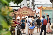 Les touristes étrangers font l’expérience de la poterie à Thanh Hà