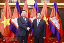 Le Président de l'Assemblée nationale du Vietnam Vuong Dinh Huê (gauche) et le Président du Sénat du Cambodge, Samdech Say Chhum. Photo : VNA
