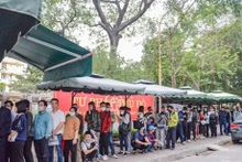 Files des gens en attente de traitement des demandes d’extraits de casier judiciaire devant le ministère de la Justice. Photo : nld.com.vn