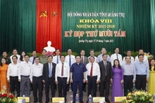 Le Président de l’AN Vuong Dinh Huê et les délégués à la 18e session du Conseil populaire de Quang Tri, pour le mandat 2021 - 2026. Photo : VNA.