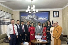 Le Président de l’Assemblée nationale du Népal, Ganesh Prasad Timilsina, prend une photo avec la délégation de l’Association d’Amitié Vietnam — Népal. Photo : thoidai.com.vn