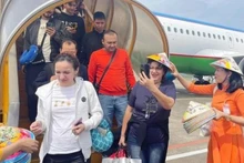 Des touristes ouzbeks à l’aéroport international de Phu Quôc, province de Kiên Giang (Sud). Photo: zingnews
