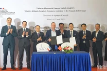 Laurent Saint-Martin, ministre délégué chargé du Commerce extérieur et des Français de l’étranger (dernier rang, deuxième à partir de la gauche) et les délégués ont assisté à la signature d'un accord de coopération par des représentants d'entreprises des deux pays.