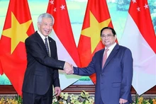 Le Premier ministre vietnamien, Pham Minh Chinh (à droite) et homologue singapourien, Lee Hsien Loong, se serrent la main, à Hanoi, le 28 août. Photo : VNA. 