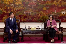 La présidente du Comité populaire provincial de Bac Ninh, Nguyên Huong Giang (à droite), et le directeur général de la Compagnie sud-coréenne Green Package Solution, Ahn Seong-hoon. Photo : bacninhtv.vn