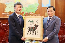 Le secrétaire du Comité du Parti de la province de Bac Ninh, Nguyên Anh Tuân, et Cho Sung-Jin, directeur général de la société sud-coréenne Landel Energy. Photo : baobacninh.