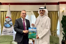 L’ambassadeur Nguyen Duc Thang (à gauche) offre un présent au gouverneur de la province d’Ahmadi, Homoud Jaber Al-Ahmad Al-Sabah. Photo : baoquocte.