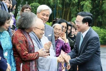Le Président Vo Van Thuong rencontre le 26 septembre à Hanoï la délégation du Fonds de bourses d'études Vu A Dinh et du club "Pour Hoàng Sa - Truong Sa bien-aimés". Photo : VNA. 