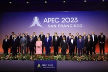 Le Président Vo Van Thuong (2e rang, 4e à partir de la droite) et d’autres dirigeants lors de la Semaine des dirigeants économiques de l’APEC 2023, à San Francisco, aix États-Unis. Photo : VNA.