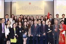 Le Président de l’AN Vuong Dinh Huê rencontre des Vietnamiens en Nouvelle-Zélande