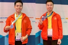 Nguyên Xuân Thai (à gauche) et Nguyên Thanh Tùng remportent la médaille d'argent au WorldSkills Competition. Source : Vnexpress.