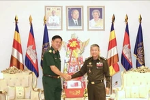 Le général de division Nguyen Truong Thang (gauche), commandant de la 7e zone militaire (Armée populaire du Vietnam), formule ses voeux de la fête Chol Chnam Thmay 2025, Nouvel An des Cambodgiens au ministère cambodgien de la Défense. Photo : VNA 