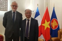 L’ambassadeur du Vietnam en France, Dinh Toàn Thang, et Édouard Philippe, ancien Premier ministre français (2017-2020) et maire du Havre. Photo : thoidai.com.vn