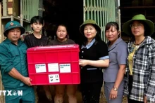 La vice-présidente du Comité populaire provincial de Yen Bai, Vu Thi Hien Hanh, remet des cadeaux de soutien du gouvernement australien à des sinistrés au quartier de Hong Ha, ville de Yen Bai, le 13 septembre. Photo : VNA.