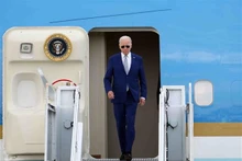 Le Président américain Biden à sa descente d’avion à l’aéroport international de Nôi Bài, à Hanoi. Photo: VNA