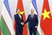 Le président de l'Assemblée nationale du Vietnam, Tran Thanh Man (gachue) et le président ouzbek Shavkat Mirziyoyev. Photo : VNA. 