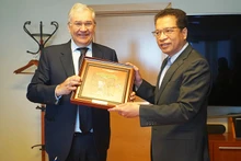 L’ambassadeur du Vietnam en Russie, Dang Minh Khôi (à droite), et le PDG de la VGTRK, Oleg Dobrodeyev. Photo : NDEL.