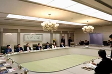 La rencontre entre le vice-Premier ministre vietnamien Nguyen Chi Dung et le maire de Nagoya Hirosawa Ichiro. Photo : VNA 