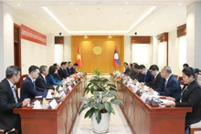 L'entretien entre le vice-président de l'Assemblée nationale du Vietnam Tran Quang Phuong et le vice-président de l'Assemblée nationale du Laos, Souvon Leungbounmi. Photo : VNA.