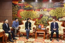 Le responsable de Quang Tri reçoit la délégation du journal Granma. Photo : NDEL.
