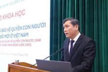 Le Professeur-Docteur Lê Van Loi, directeur adjoint de l’Académie nationale de Politique Hô Chi Minh, s’adressant à la conférence. Photo : CVN.