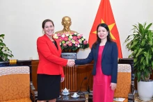 L’assistante du ministre vietnamien des Affaires étrangères, Nguyen Minh Hang, et Emily Blanchard, économiste en chef au Département d’État américain. Photo : baoquocte.