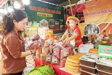 Les consommateurs choisissent des produits lors de la Semaine des produits vietnamiens de Hanoï 2024, qui s'est tenue dans le district de Dan Phuong. Photo : Hanoimoi.vn