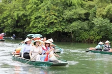 La présidente du Sénat australien Sue Lines visite le complexe d’écotourisme de Trang An. Photo : VNA.