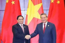 Le Premier ministre Pham Minh Chinh (gauche) et le Premier ministre du Conseil des Affaires d'Etat de Chine, Li Qiang. Photo: VNA