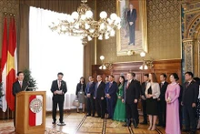 Le Président Vo Van Thuong a félicité les acquis obtenus par Vienne et proposé au maire de Vienne d'encourager les entreprises de la ville à développer leurs investissements et leurs affaires au Vietnam. Photo : VNA. 