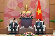 Le Président de l’Assemblée nationale, Vuong Dinh Huê (à droite) et le président de l’Audit d’État du Laos Viengthavisone Thephachanh, à Hanoi, le 7 septembre. Photo : VNA.