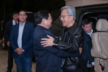 Jensen Huang, le PDG de NVIDIA, accueilli chaleureusement par le Premier ministre vietnamien, Pham Minh Chinh (à gauche). Photo : VGP. 